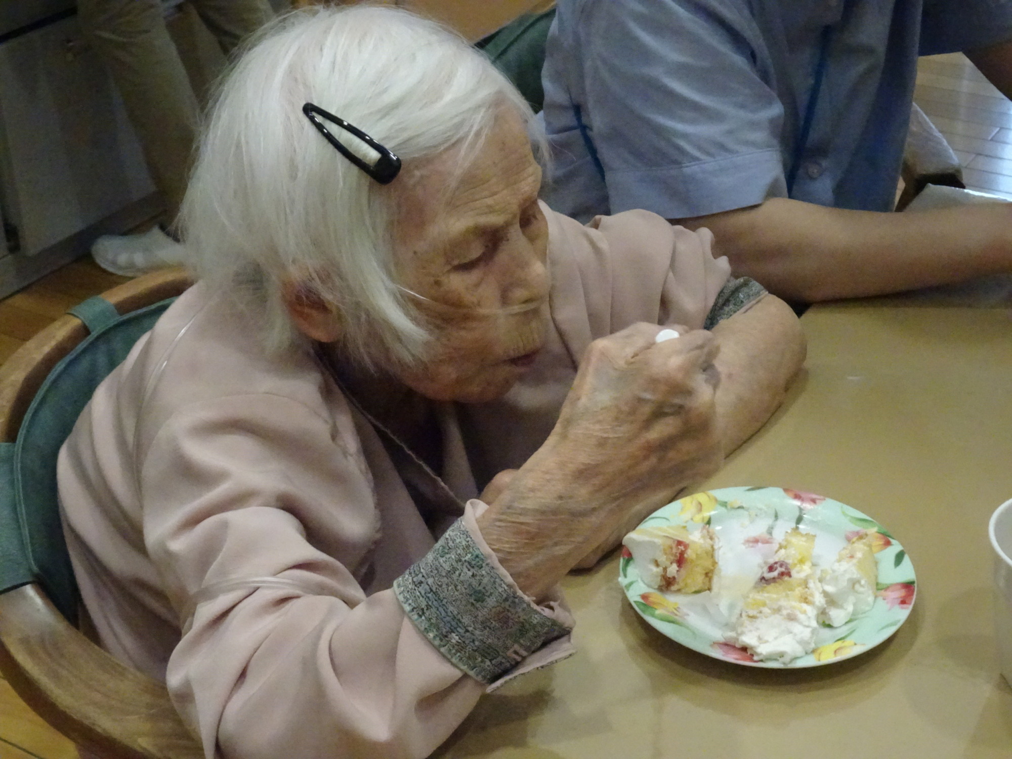 ケーキを食べる利用者さんの写真