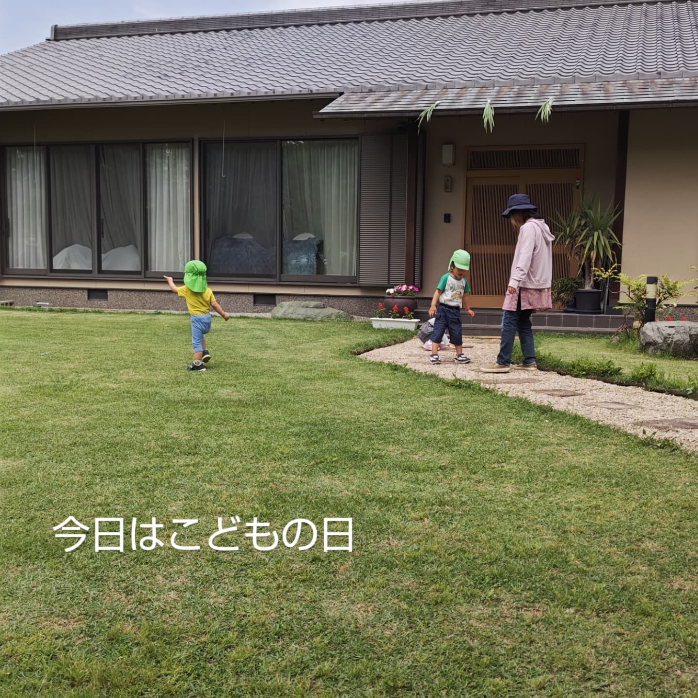 物流センター託児室お散歩中