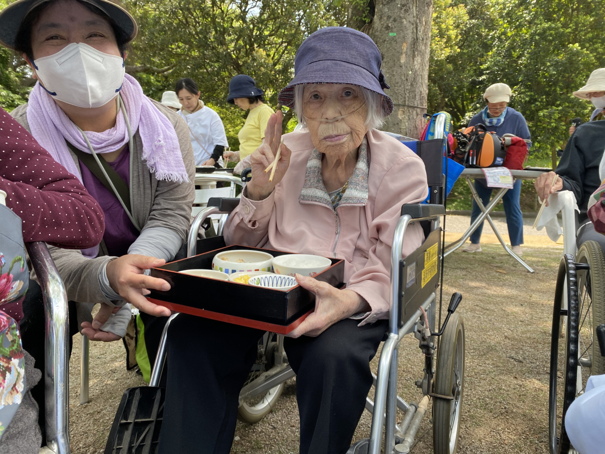 お弁当を食べている写真