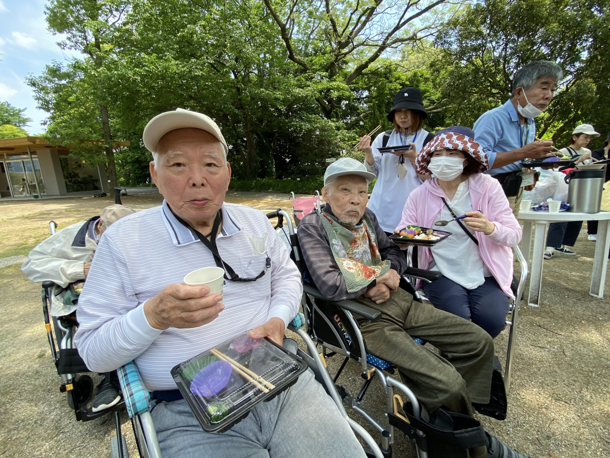 お弁当を食べている写真