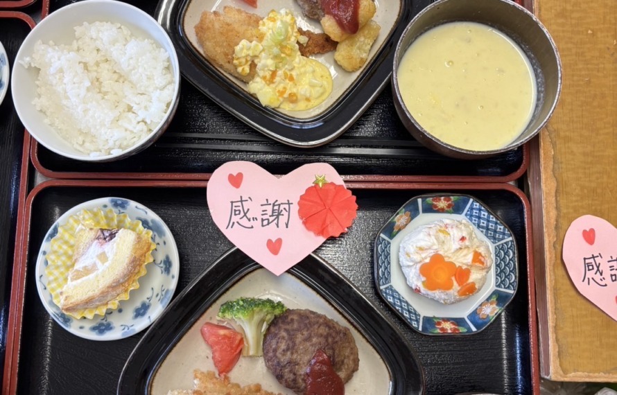 母の日メニューのお昼ご飯。感謝のメッセージを添えて