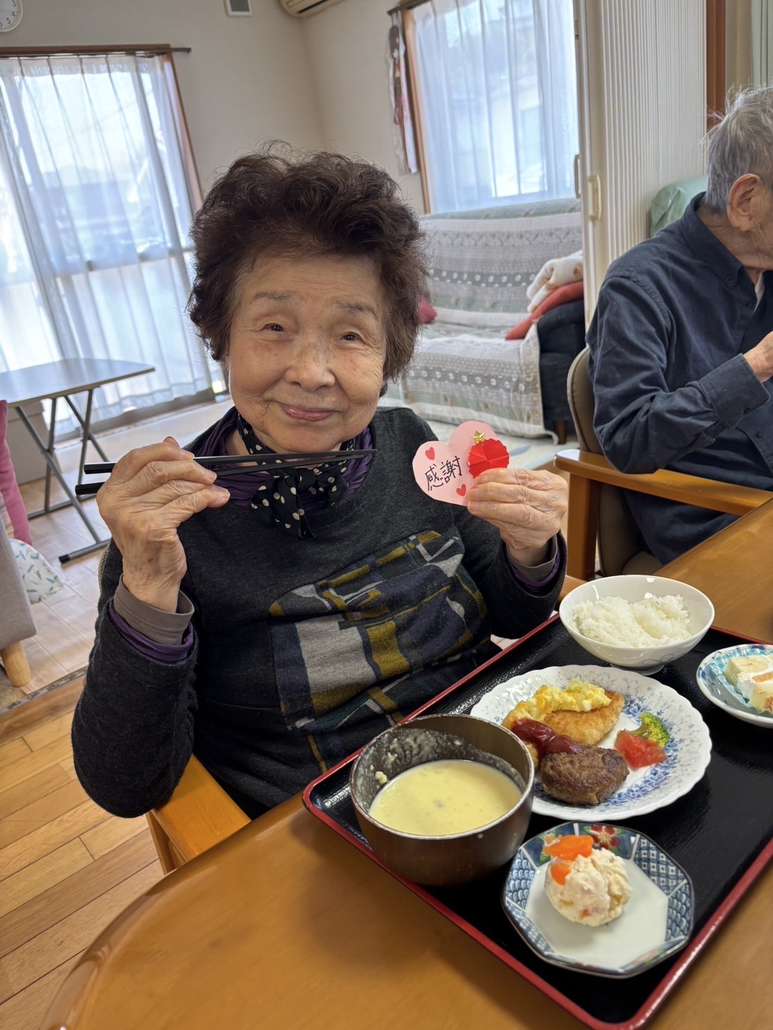 母の日メニューを美味しそうに食べるご利用者様