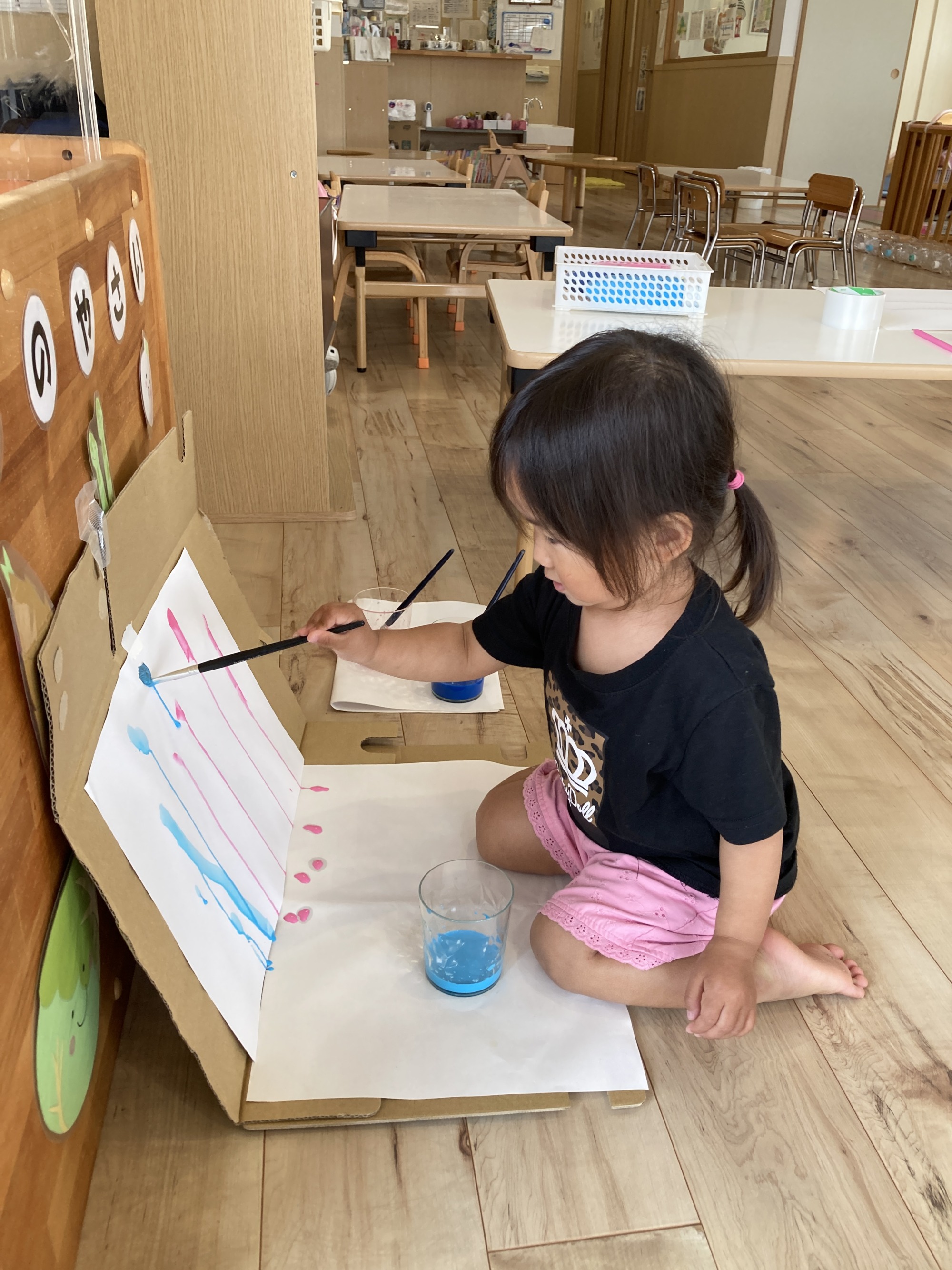 絵の具の製作を楽しむ子どもたち　７枚