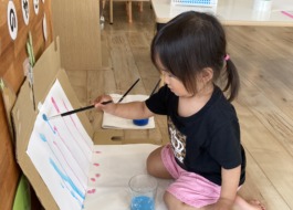絵の具の製作を楽しむ子どもたち 7枚