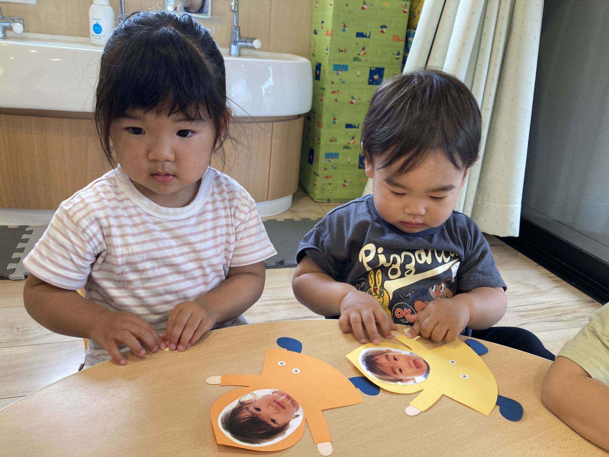シール貼りの様子 5枚