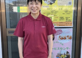 お結び古賀新宮の新しいワーカーが笑顔で立っている