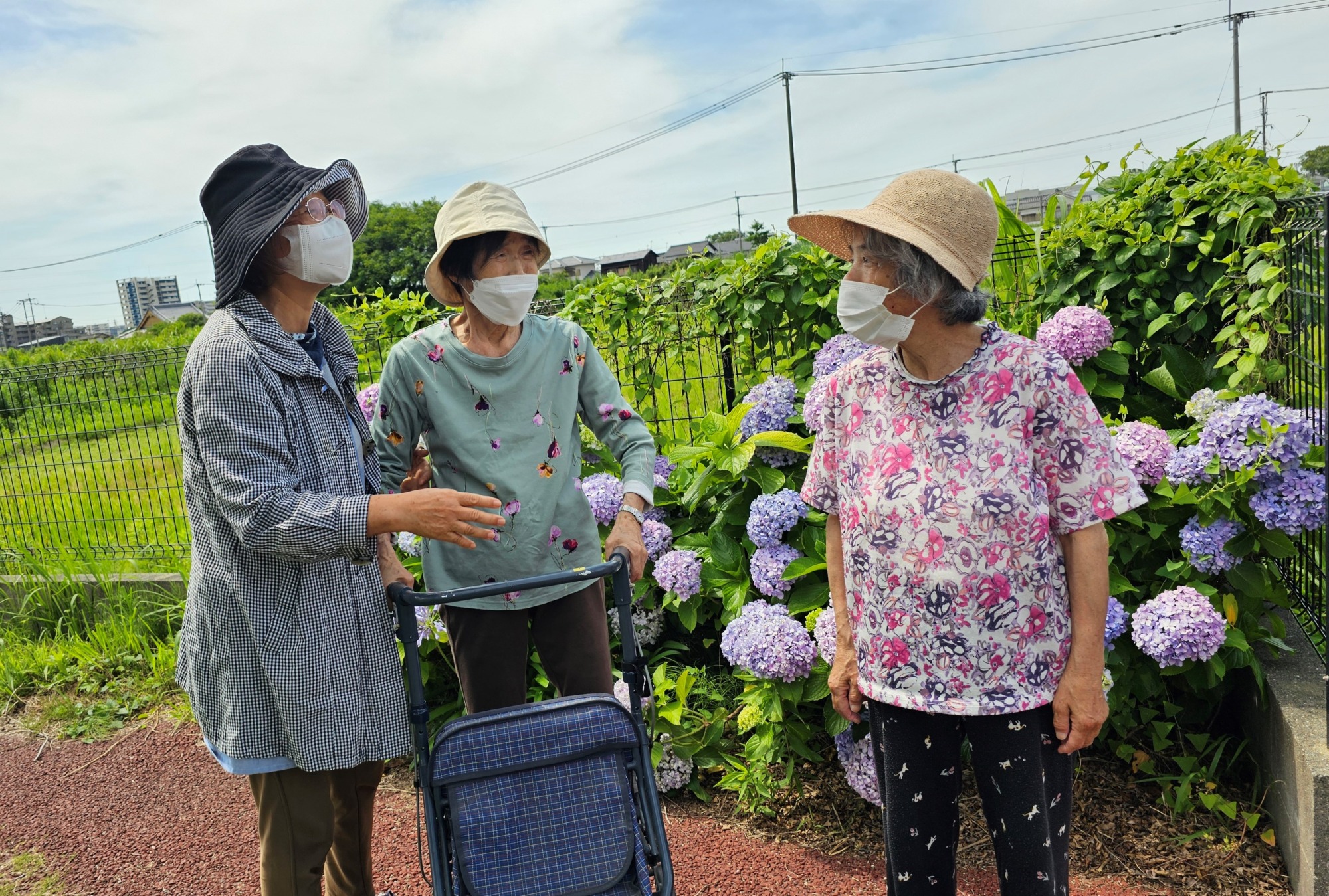 園庭でお話をされるご利用者の皆さま