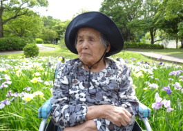 春日公園に咲いている菖蒲の前で撮った写真