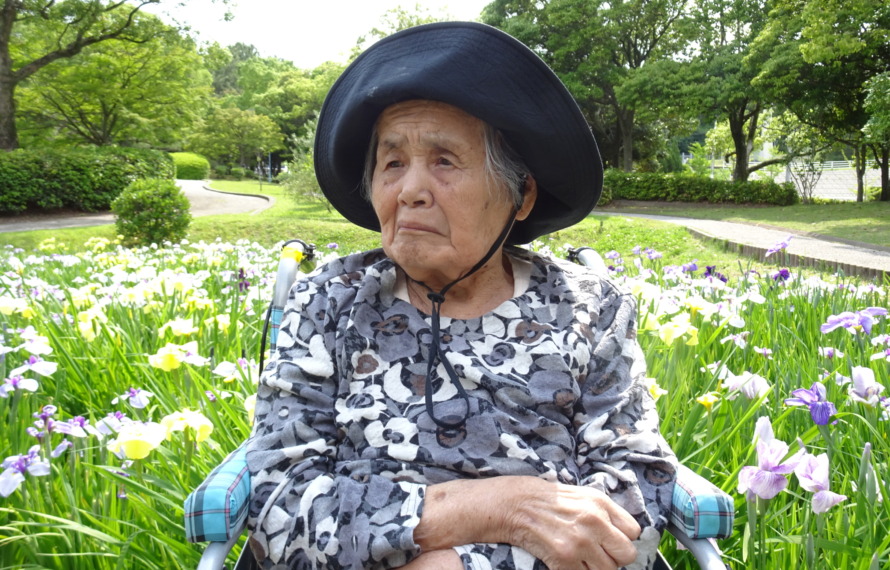 春日公園に咲いている菖蒲の前で撮った写真