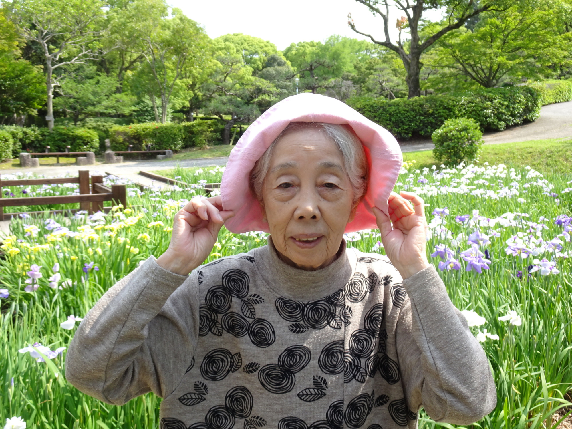 春日公園の菖蒲の花の前で撮った写真