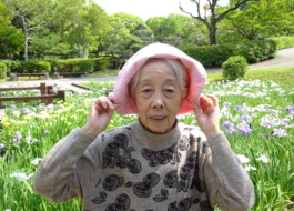 春日公園の菖蒲の花の前で撮った写真