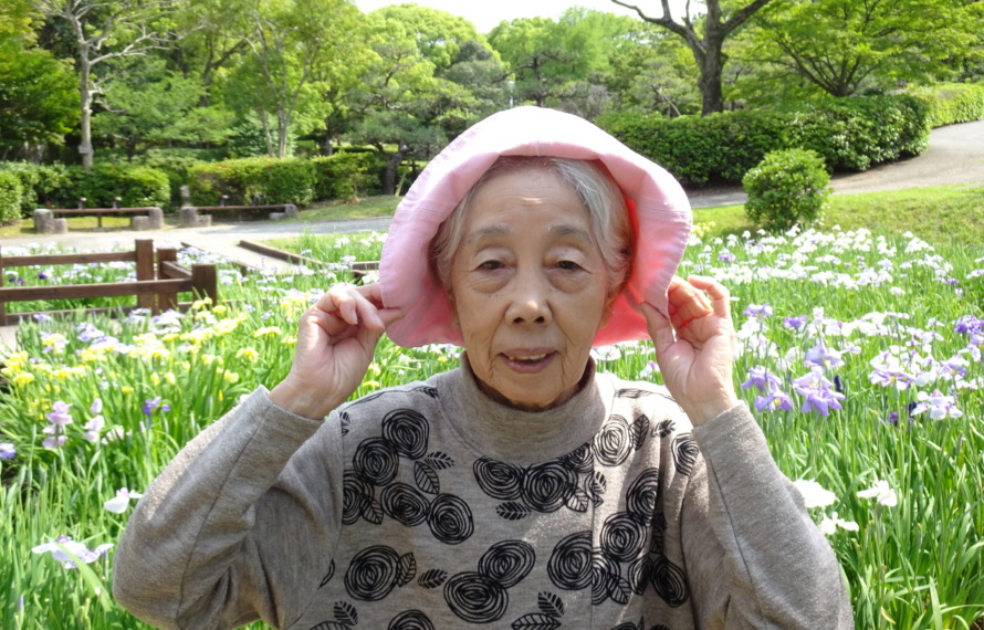 春日公園の菖蒲の花の前で撮った写真