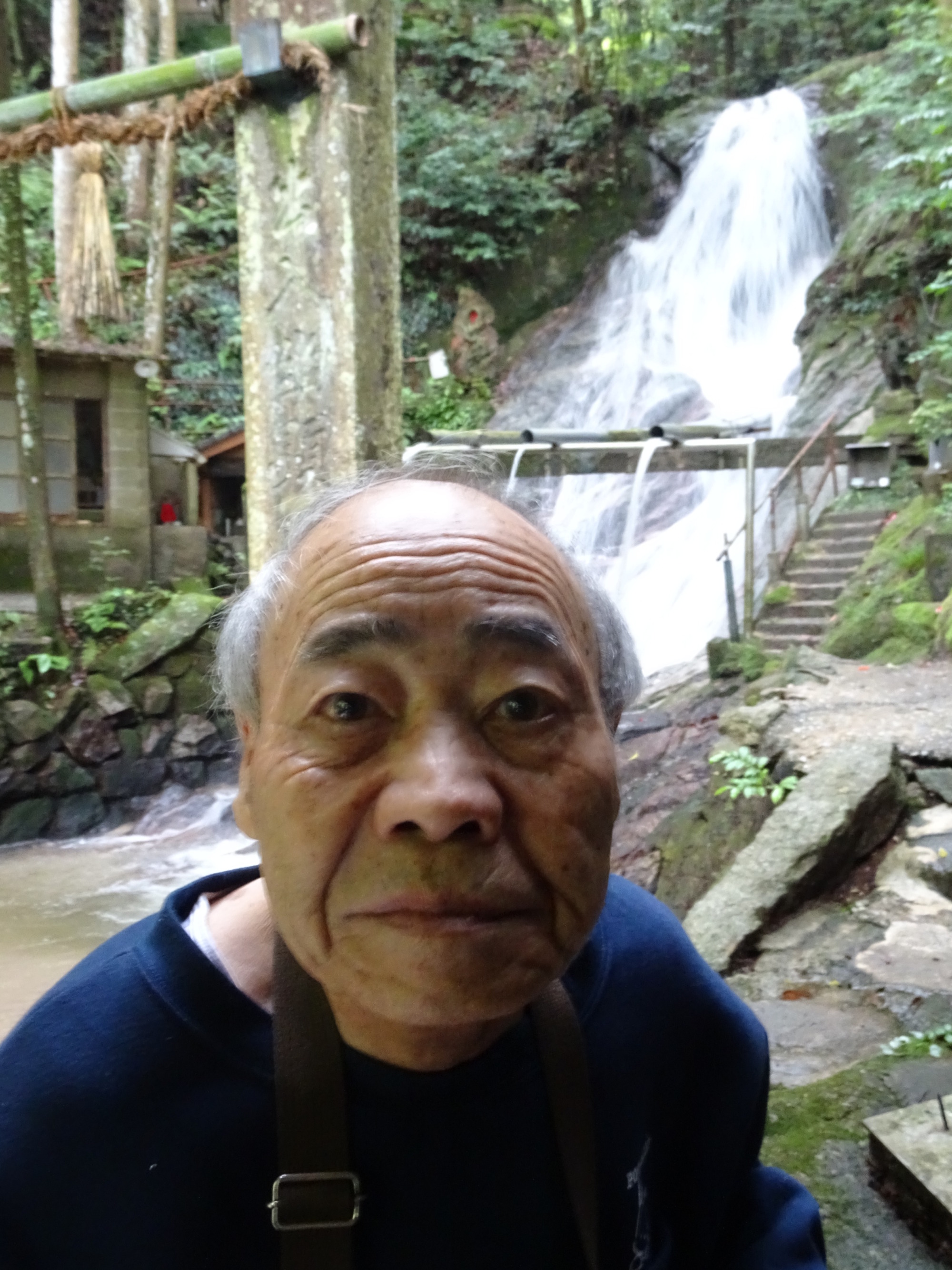 水量の多い滝の前で撮った写真