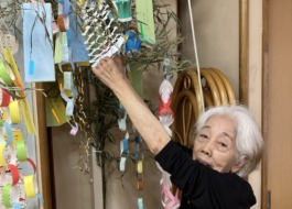 七夕の飾りつけをする利用者さんの写真