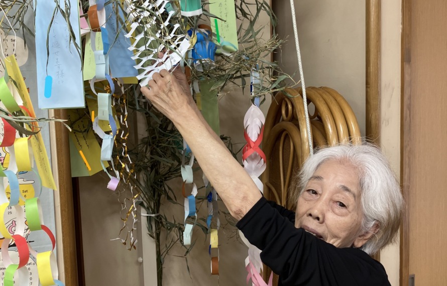 七夕の飾りつけをする利用者さんの写真
