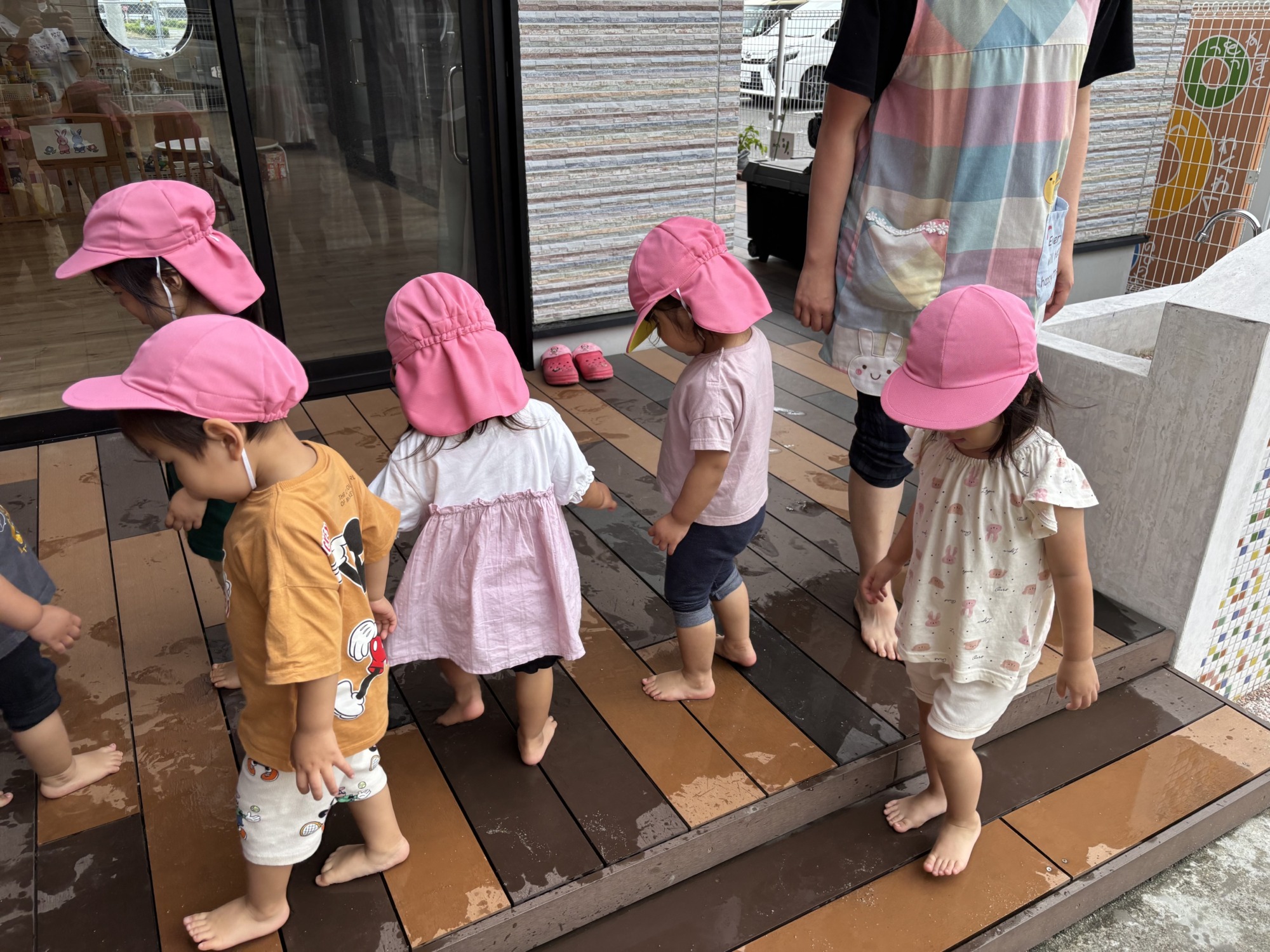 足あとと手形をつける子どもたち　3枚