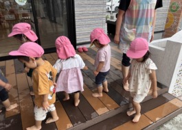 足あとと手形をつける子どもたち 3枚