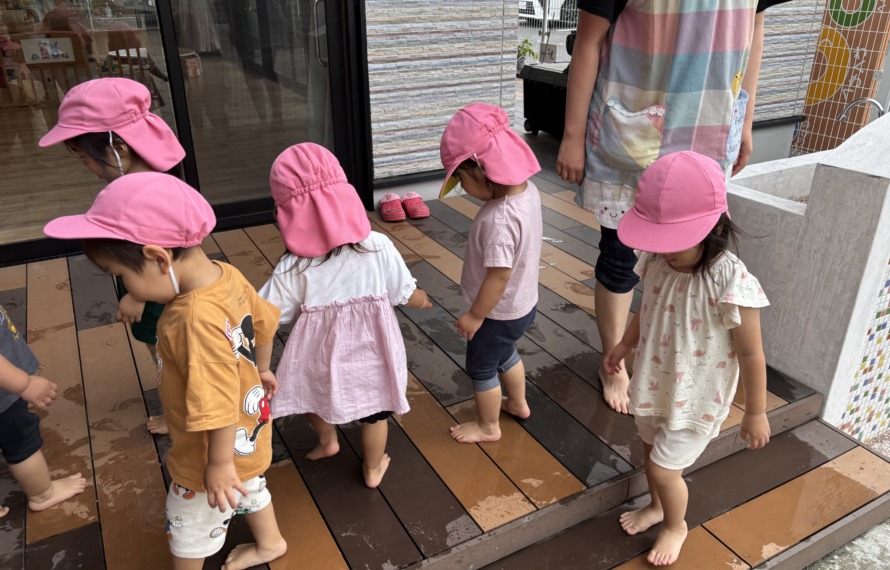 足あとと手形をつける子どもたち 3枚