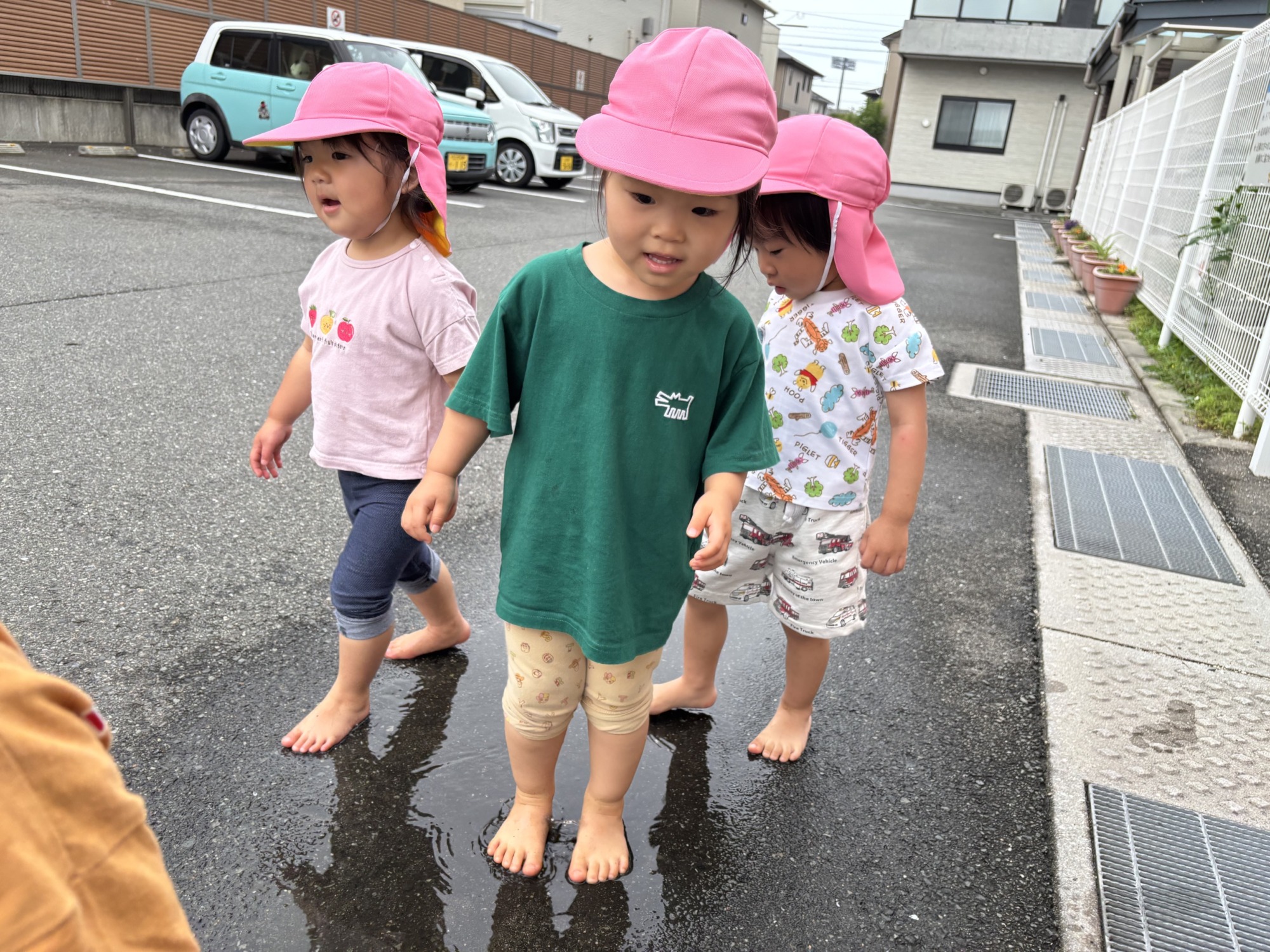 水たまりに入る子どもたち　6枚
