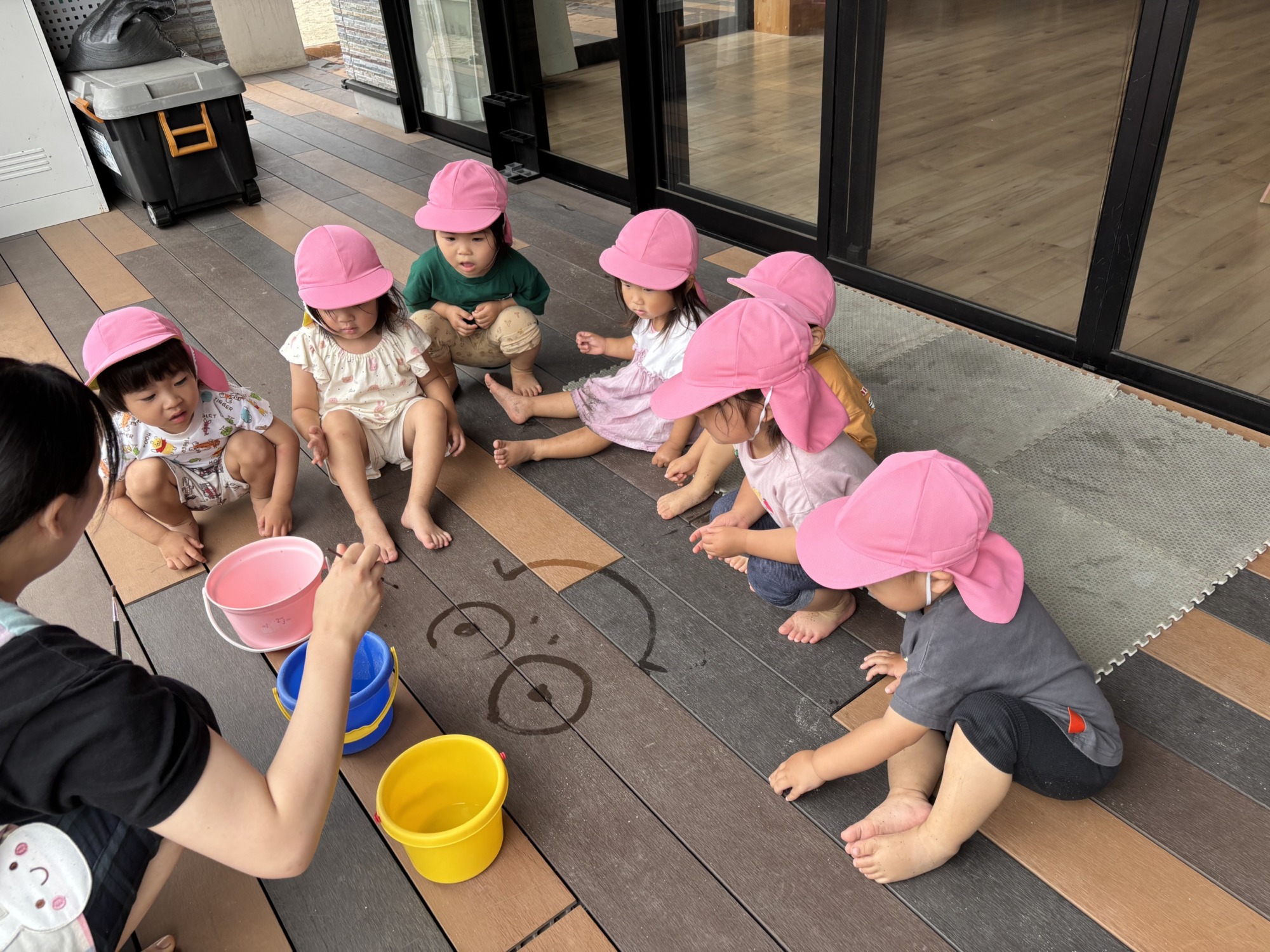 水お絵描きを楽しむ子どもたち　7枚