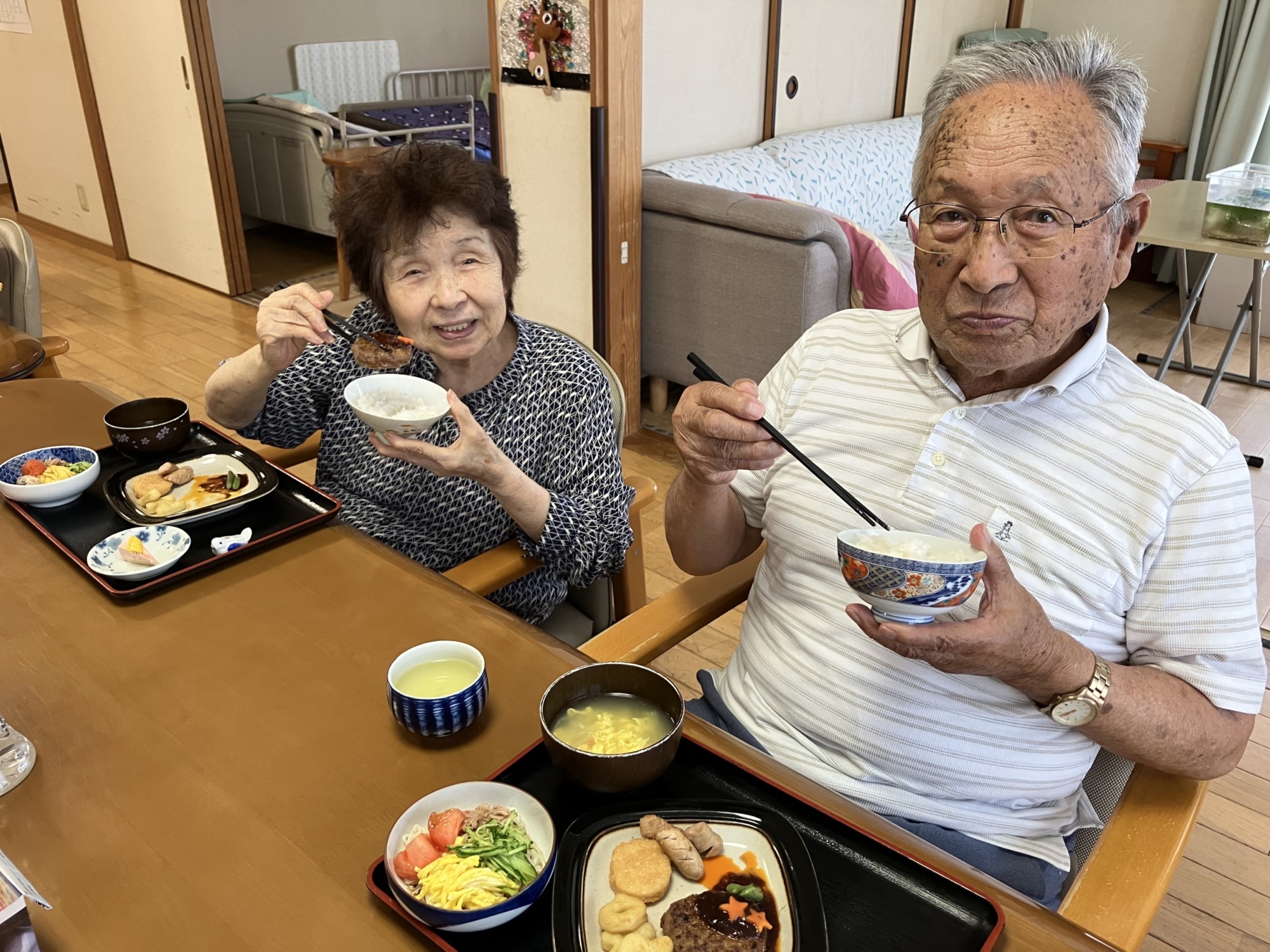 七夕メニューを食べる笑顔のご利用者様