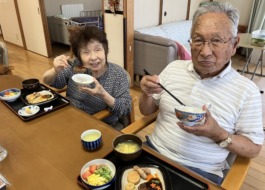 七夕メニューを食べる笑顔のご利用者様