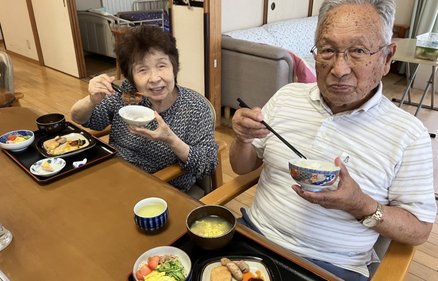 七夕メニューを食べる笑顔のご利用者様