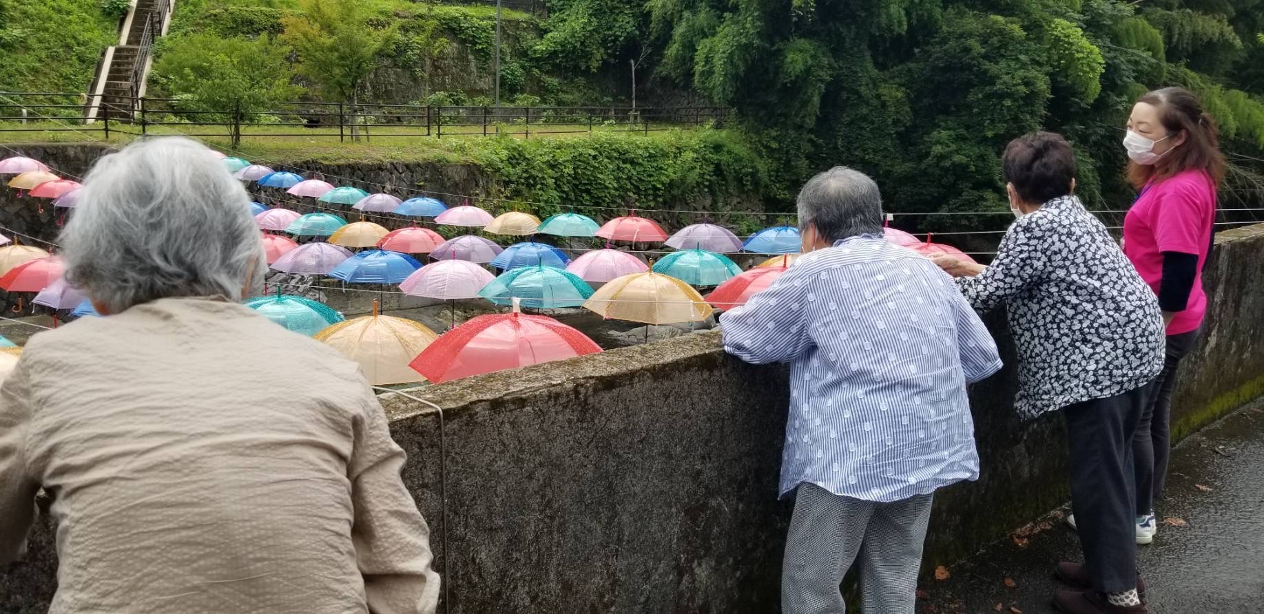 傘を眺めるご利用者様