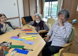 七夕の願いごとを書く利用者さんの写真