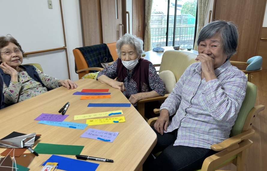 七夕の願いごとを書く利用者さんの写真