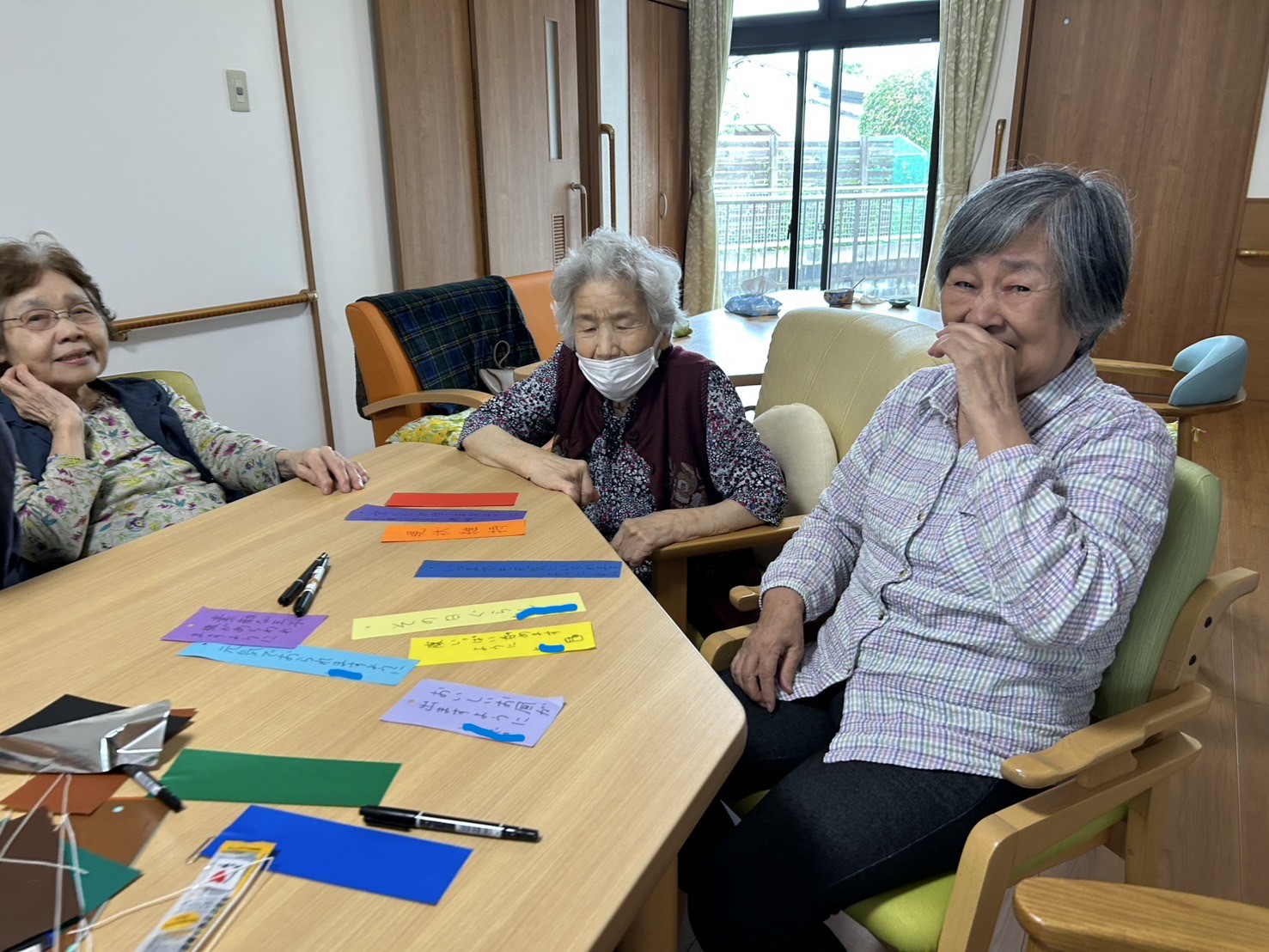 七夕の願いごとを書く利用者さんの写真