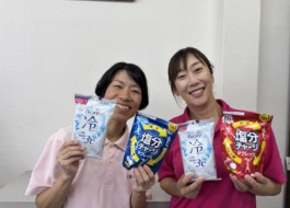 ワーカー2人が汗拭きシートと塩分チャージを持っている