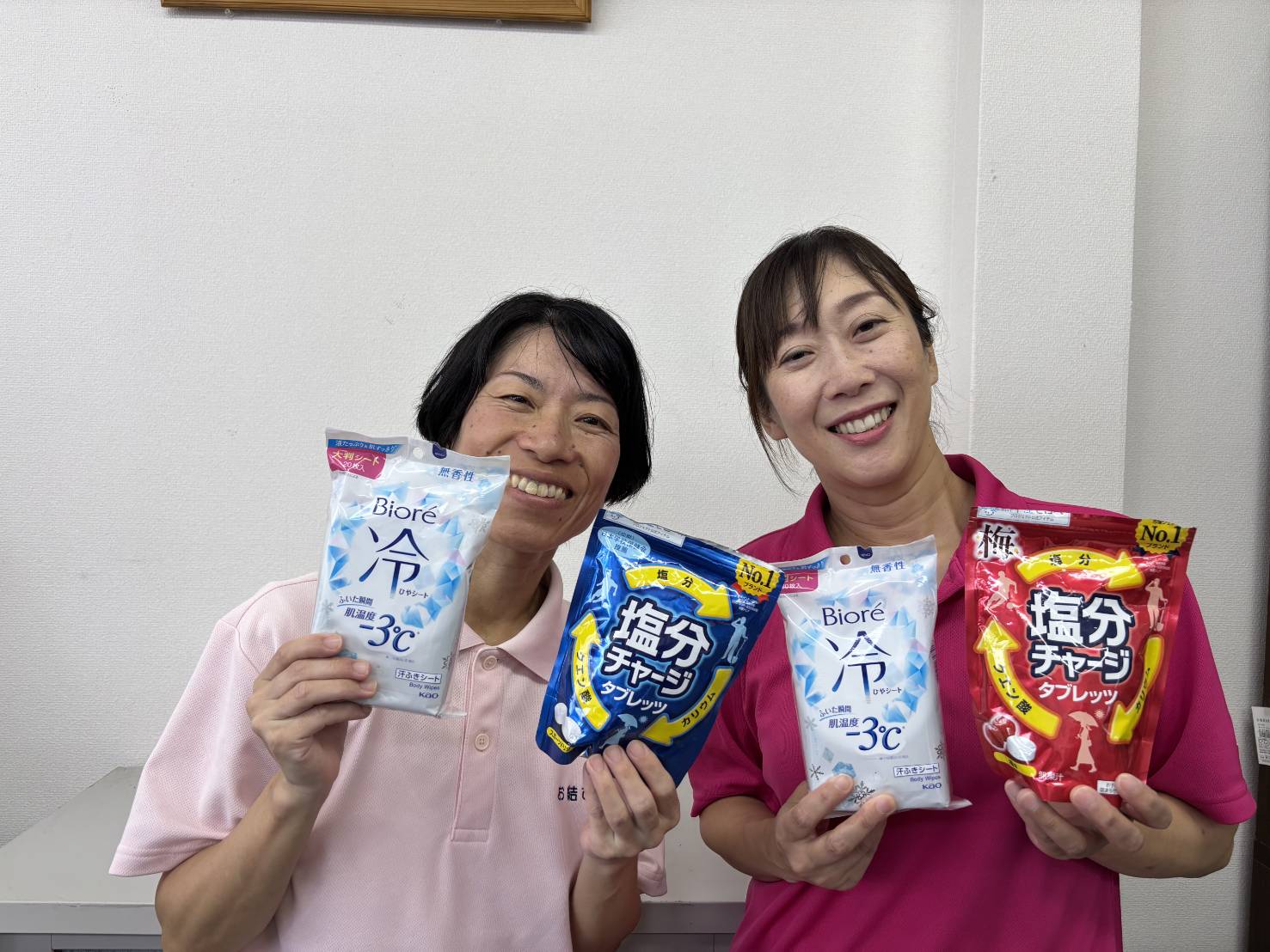 ワーカー2人が汗拭きシートと塩分チャージを持っている