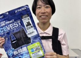 ワーカーがアイスベストを着用している