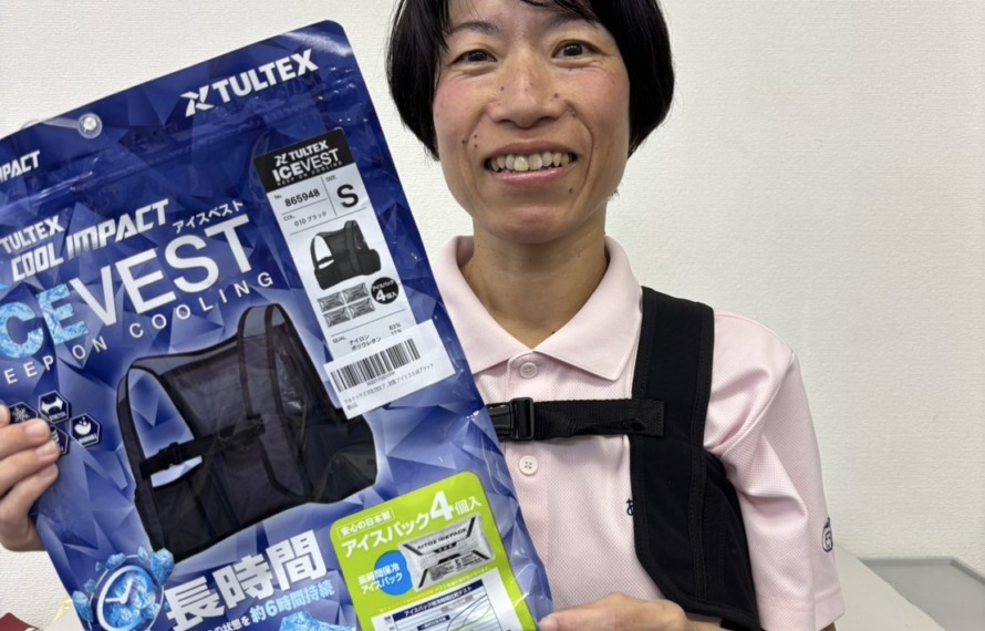 ワーカーがアイスベストを着用している