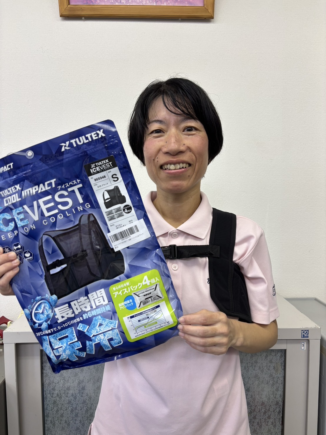 ワーカーがアイスベストを着用している