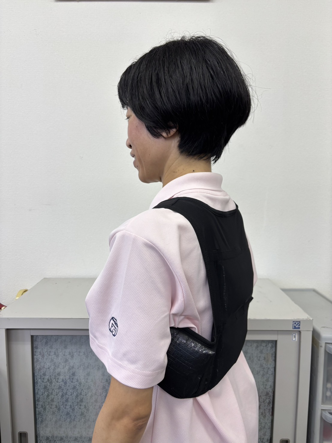 ワーカーがアイスベストを着用している