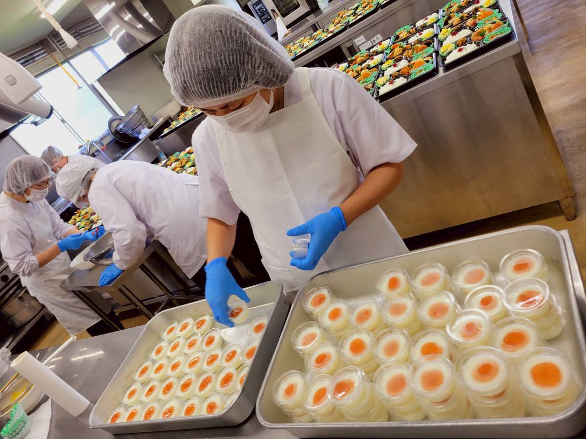 デザートは パセリ特製の杏仁豆腐です