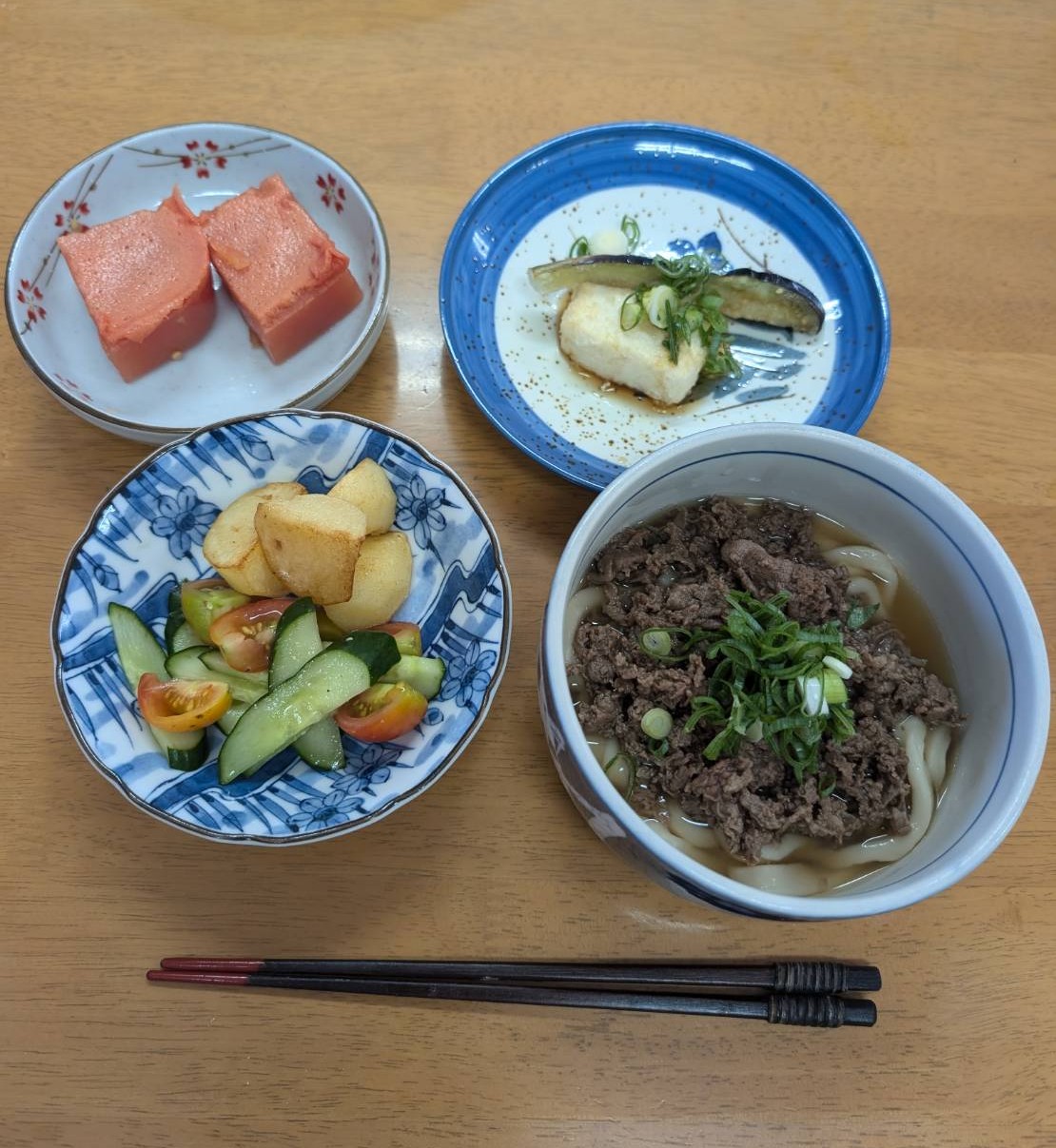 ほほえみクラブで作った 手打ち肉うどん・揚げ出し豆腐とナス・サラダ・揚げじゃが・トマト寒天