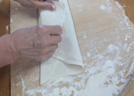 切る前のうどんをたたんでいるところ