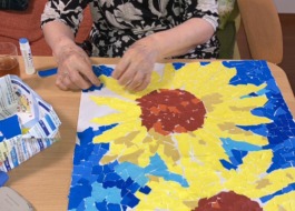 ひまわりの貼り絵を作成している利用者さん