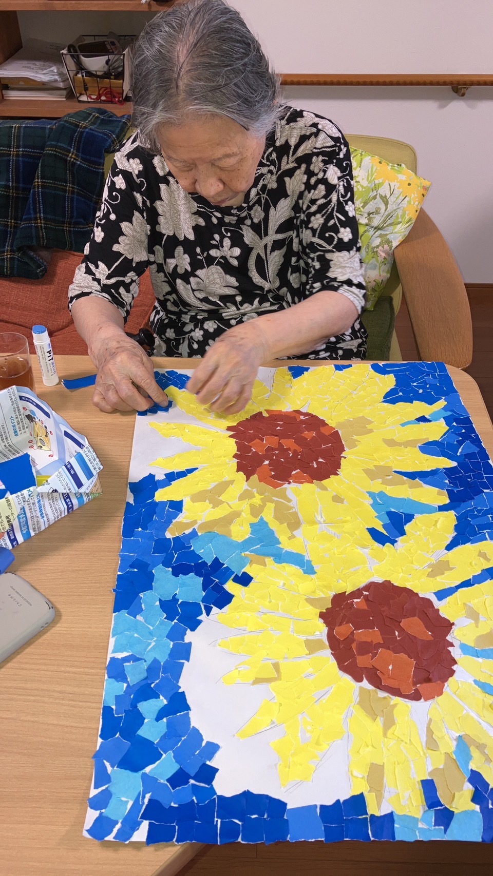 ひまわりの貼り絵を作成している利用者さん