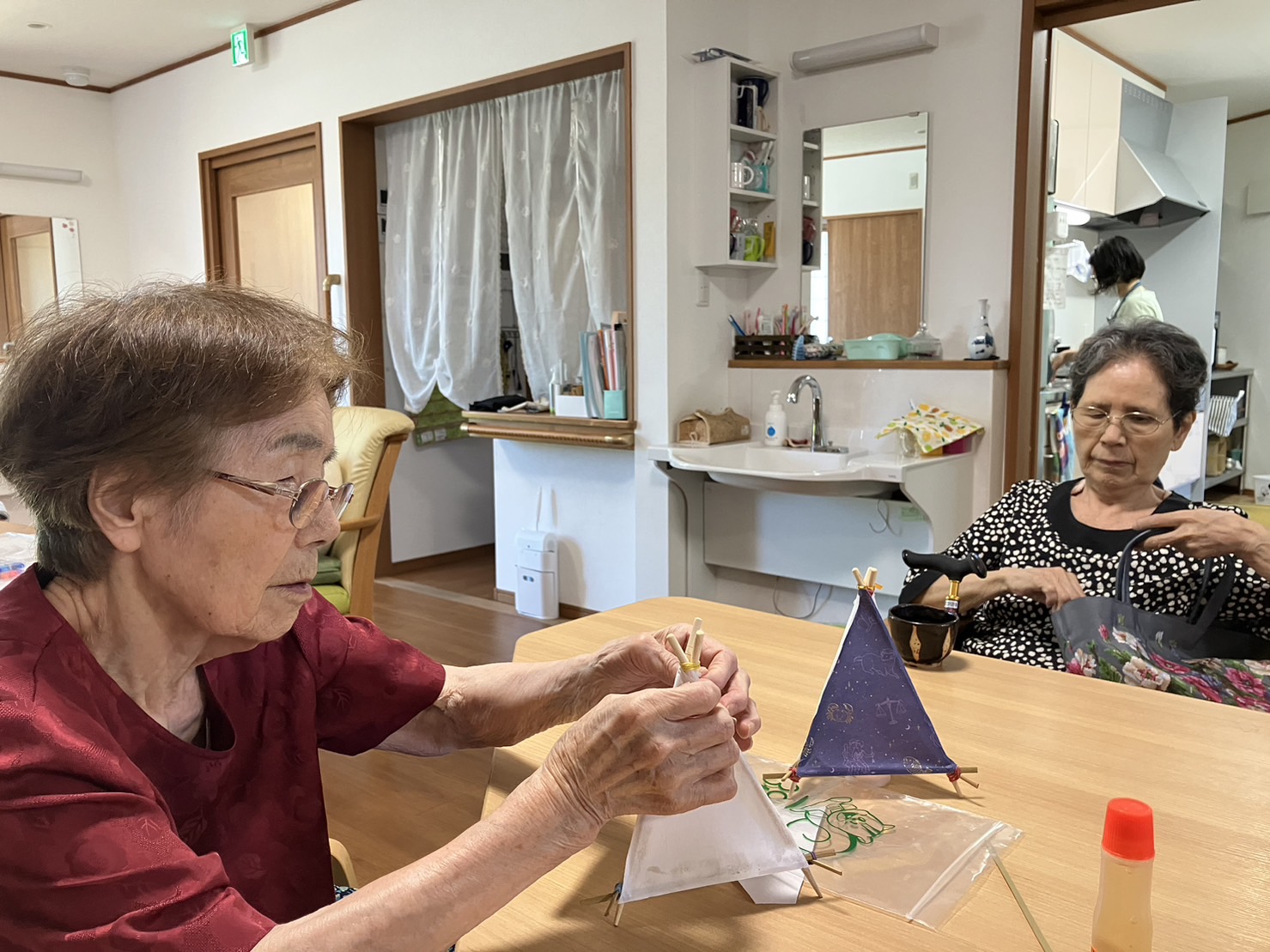 竹灯籠をつくる利用者さん