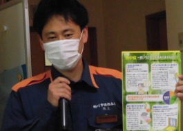 熱中症の話をされる柳川消防署の職員