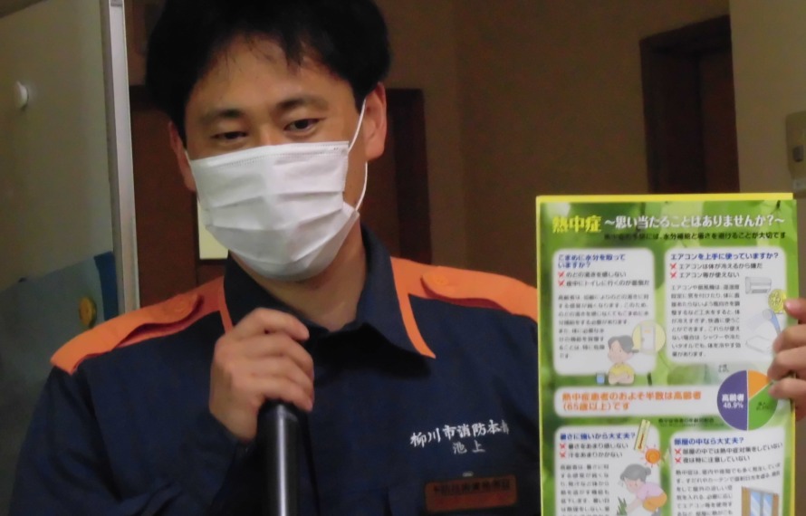 熱中症の話をされる柳川消防署の職員