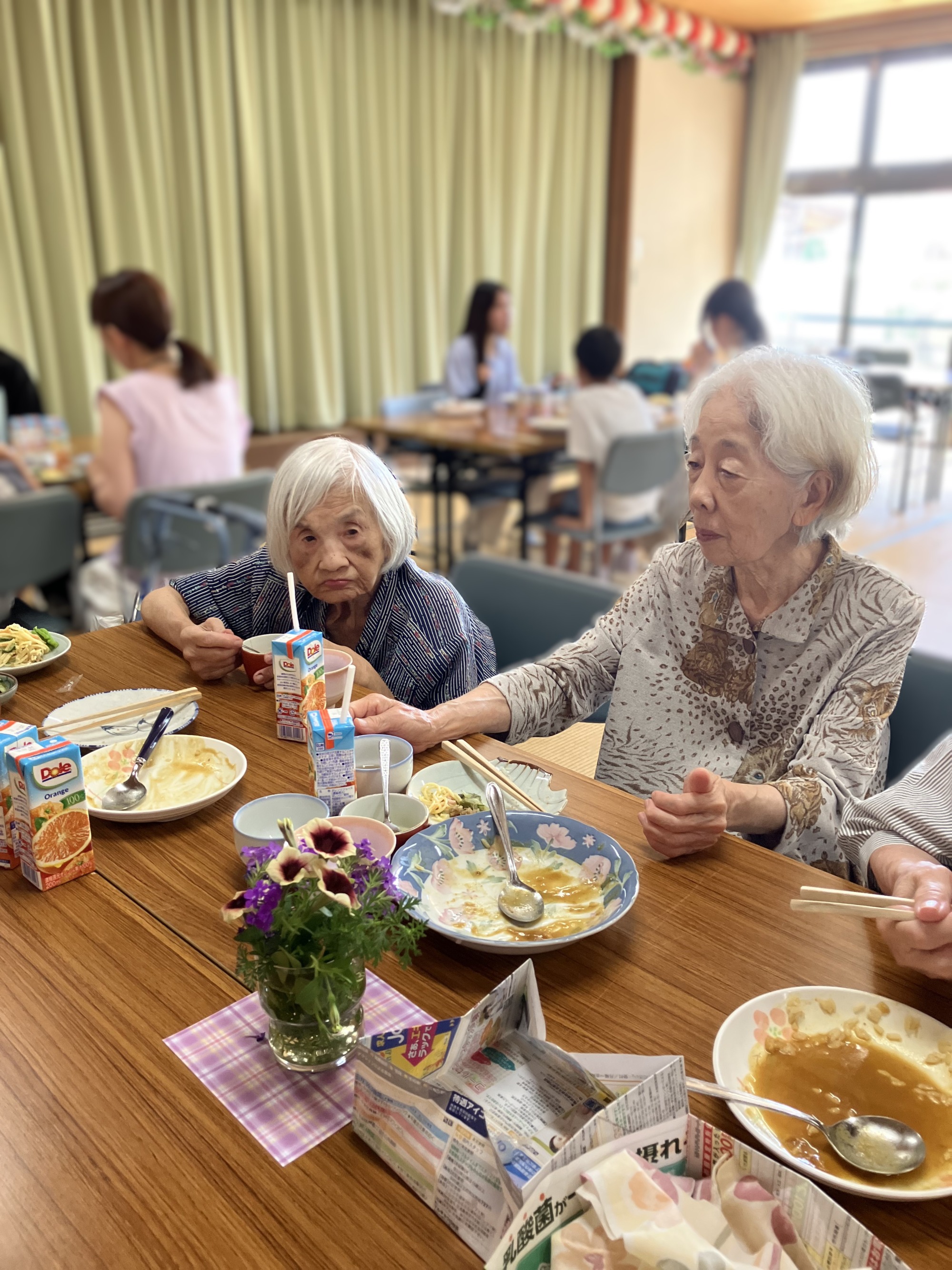 食事を楽しむ利用者さんたち