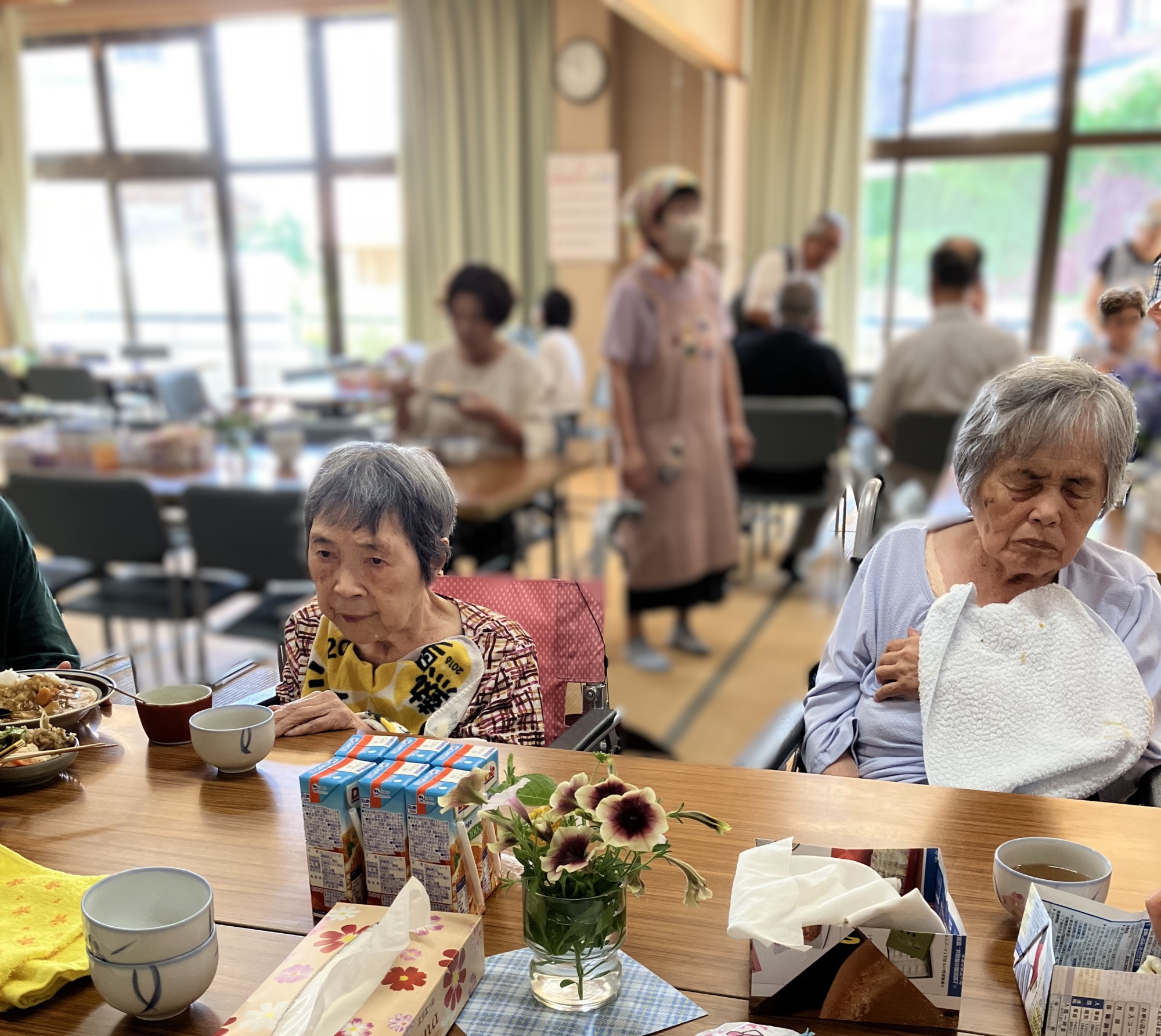 食事を召し上がる利用者さんたち