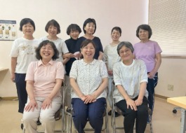 あゆむのメンバー9人が笑顔になって記念写真