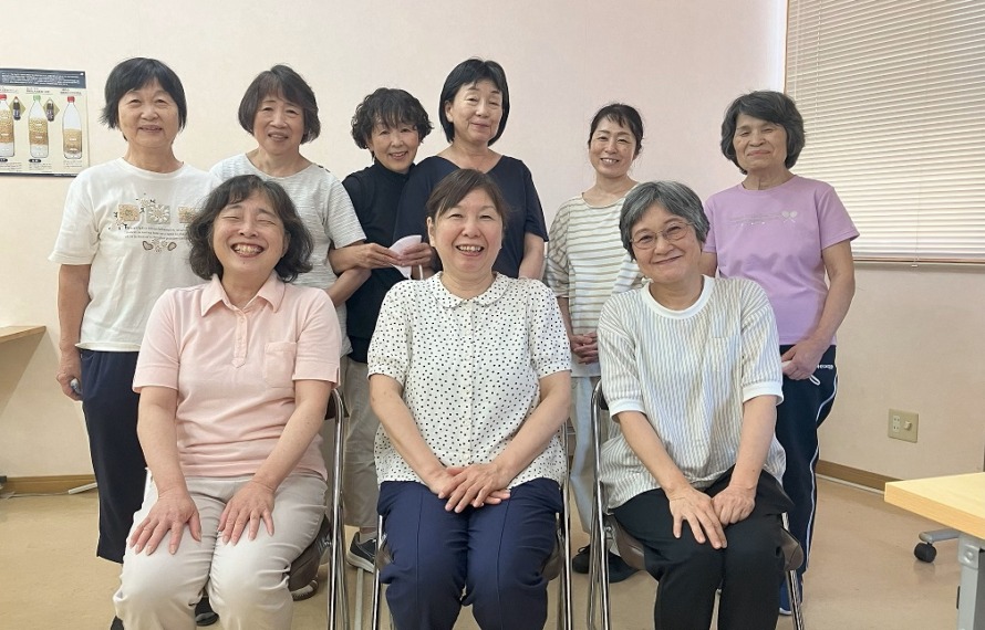 あゆむのメンバー9人が笑顔になって記念写真