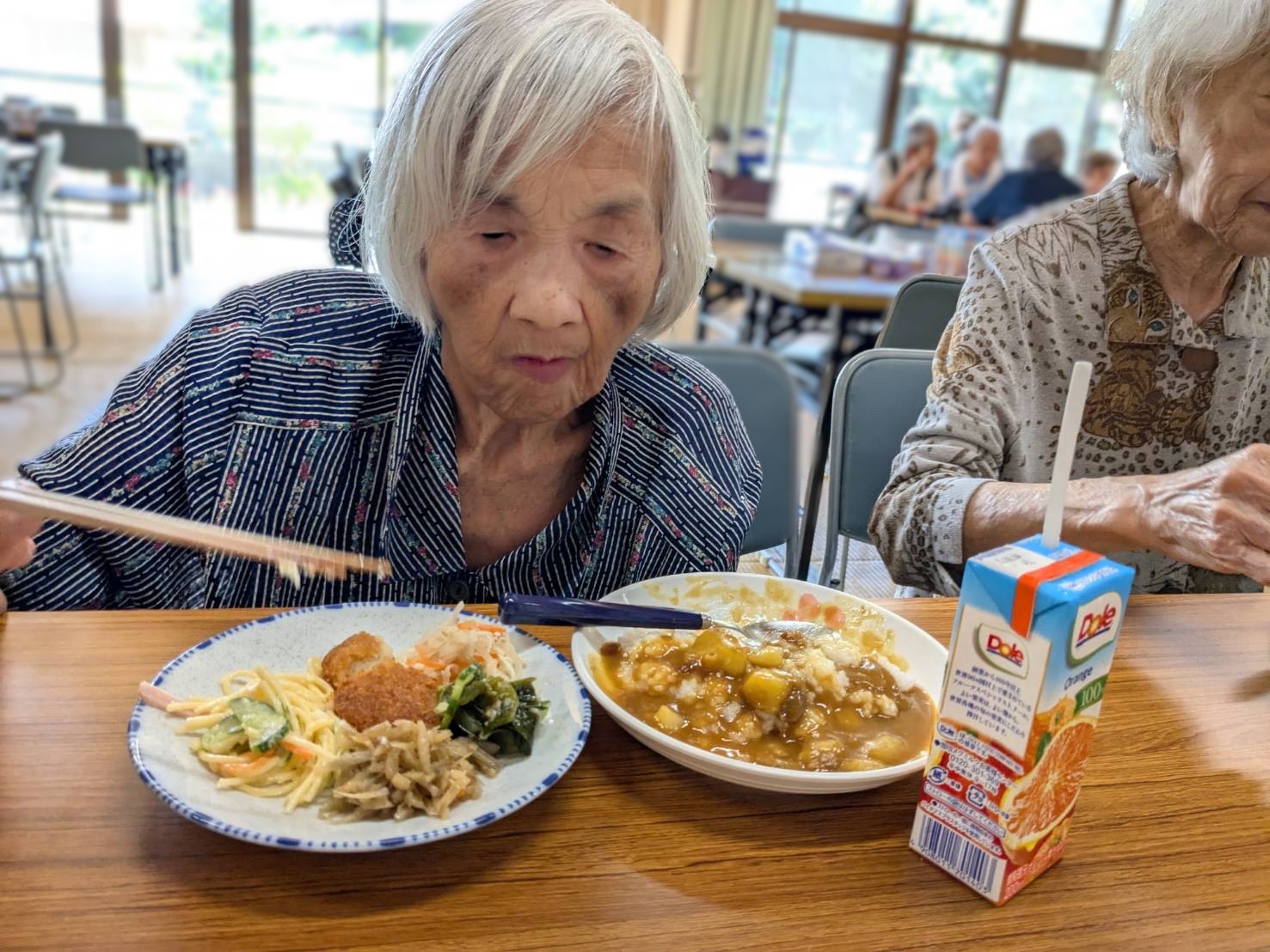 食事を召し上がる利用者さん